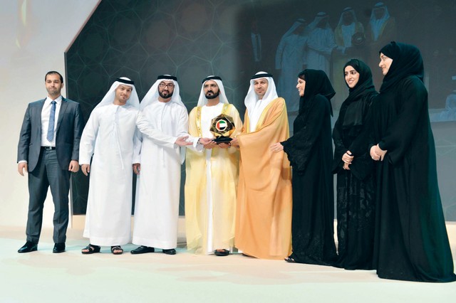 "محمد بن راشد يكرم فريق التعلم الذكي يتقدمهم مروان الصوالح\t تصوير سيف محمد"