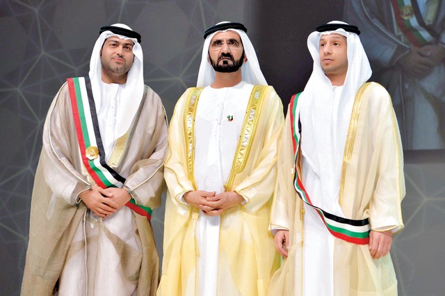 ".. ويقلد عمران وخالد عمران أوشحة تكريماً لتريم وعبدالله عمران"