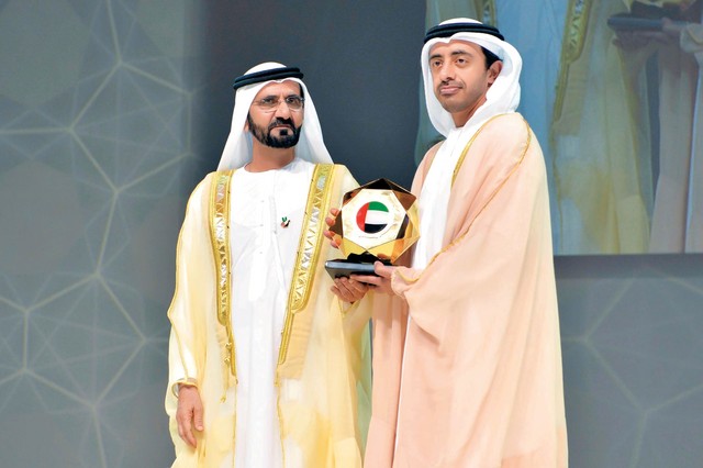 "..ويكرم عبدالله بن زايد"