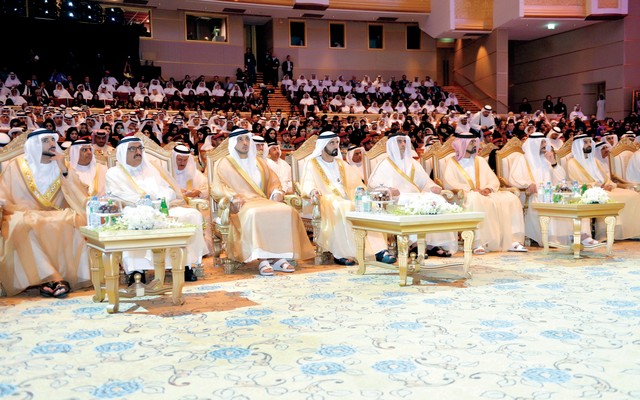 "محمد بن راشد يتابع فعاليات الحفل بحضور حمدان بن محمد وحمدان بن راشد وسلطان بن محمد بن سلطان وعمار النعيمي ومحمد بن سعود القاسمي وسيف ومنصور بن زايد"