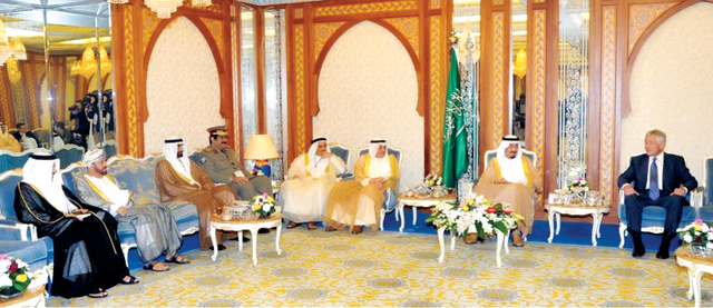 "ولي العهد السعودي مستقبلاً المشاركين في اللقاء\tواس"