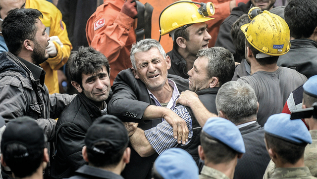 "زملاء الضحايا في العمل في حالة انهيار عقب الحادث أ.ف.ب"