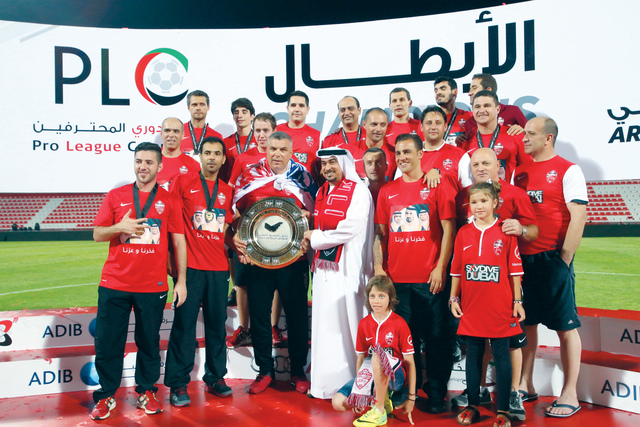 "عبد المجيد وكوزمين مع لاعبي الأهلي"