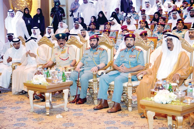 "طالب القاسمي وضاحي خلفان والشعفار والمزينة والسبوسي وقيادات شرطية خلال الحفل\tتصوير سيف محمد"