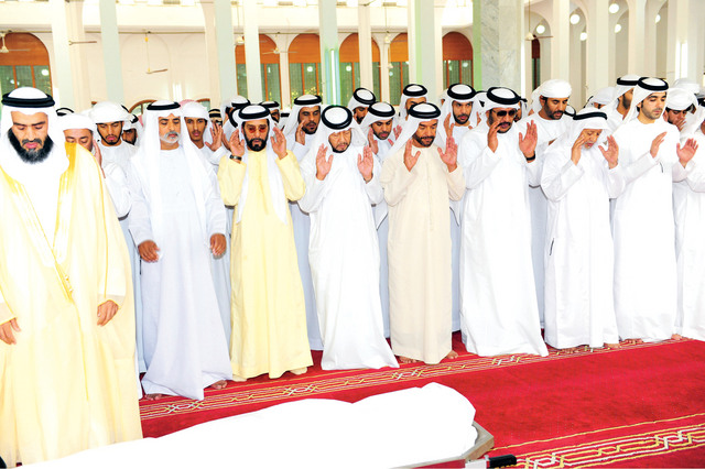 "سلطان بن زايد وطحنون وسرور وسعيد بن محمد ونهيان بن مبارك وهزاع بن طحنون يؤدون صلاة الجنازة  وام"