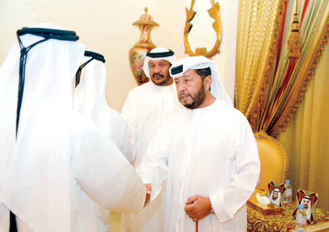 "سلطان بن زايد وسعيد بن محمد يتقبلان التعازي"
