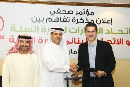 "القرقاوي يتبادل مسودة الاتفاقية مع نصار بحضور الأنصاري تصوير - خالد نوفل"