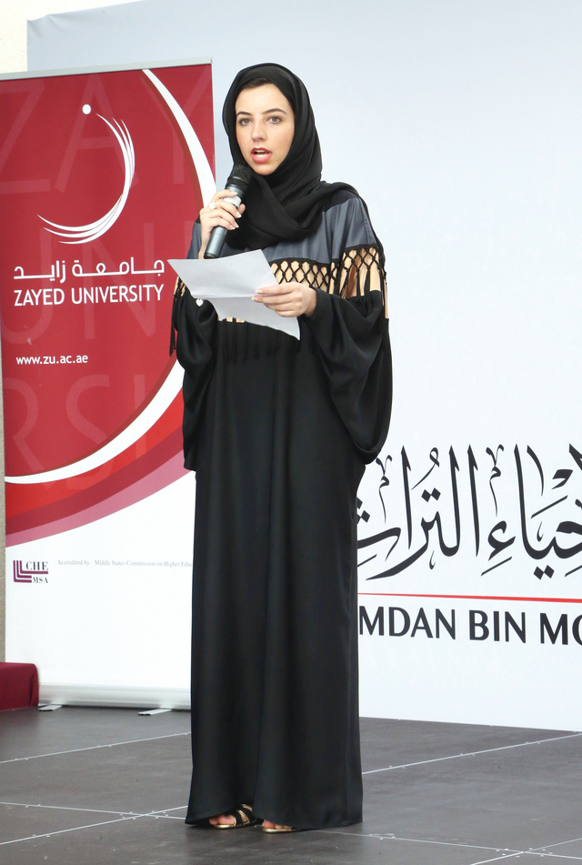"عدد من طالبات الجامعة مع وفد من مركز حمدان بن محمد لإحياء التراث"