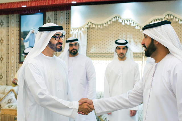 "سموه يصافح أبناء القبيلة بحضور خالد بن محمد بن زايد وهزاع بن طحنون"