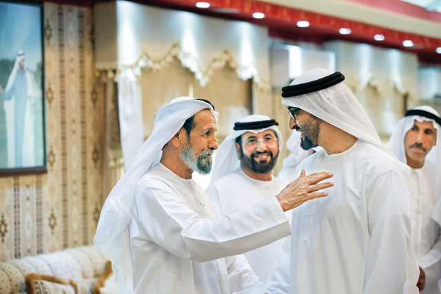 "ولي عهد أبوظبي في حديث مع أحد الحاضرين"
