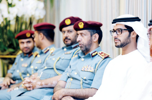 "زايد بن حمدان والقيادات الشرطية خلال اللقاء"