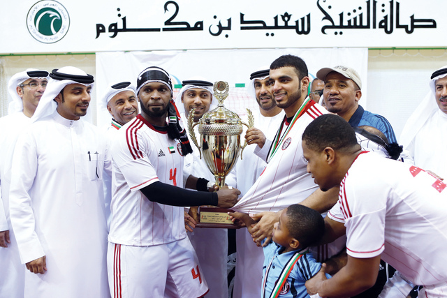 "النعيمي يتوج قائد فريق الجزيرة بكأس رئيس الدولة"