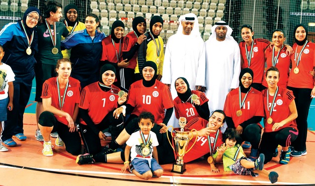 "السويدي والظاهري يشاركان سيدات الجزيرة فرحةالفوز بالكأس البيان"