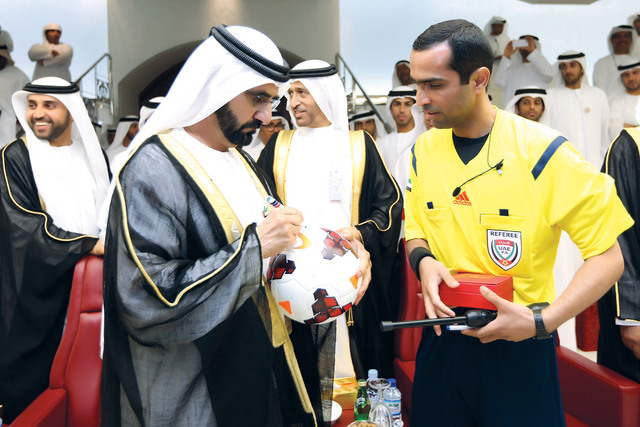 "محمد بن راشد يوقّع على كرة النهائي لحكم المباراة"