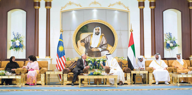 "محمد بن زايد خلال مباحثاته مع الضيف بحضور حمدان بن زايد والمر ولبنى القاسمي وحرم الضيف  \tوام"