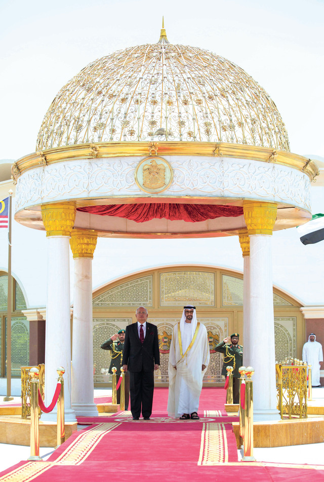 "محمد بن زايد ورئيس وزراء ماليزيا خلال السلام الوطني"