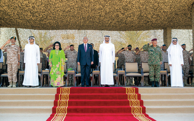 "محمد بن زايد ورئيس وزراء ماليزيا ومنصور بن زايد والزعابي والرميثي وعقيلة الضيف أثناء السلام الوطني"