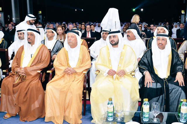 "مكتوم بن محمد يتوسط جمعة الماجد ومحمد الشيباني وضاحي خلفان"