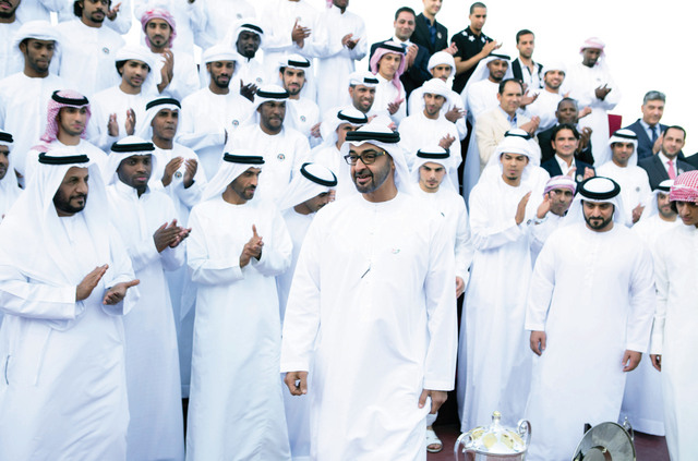 "ولي عهد أبوظبي يتلقى التحية من الحضور"