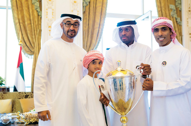 "سموه يتسلم الكأس من هلال سعيد ووليد سالم"