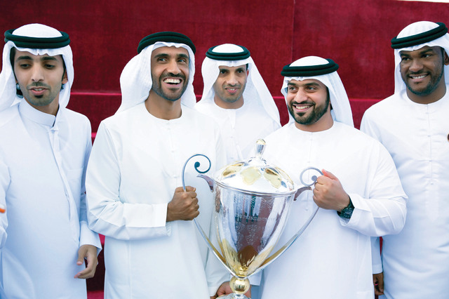 "نهيان بن زايد وعبدالله بن محمد يحملان الكأس"