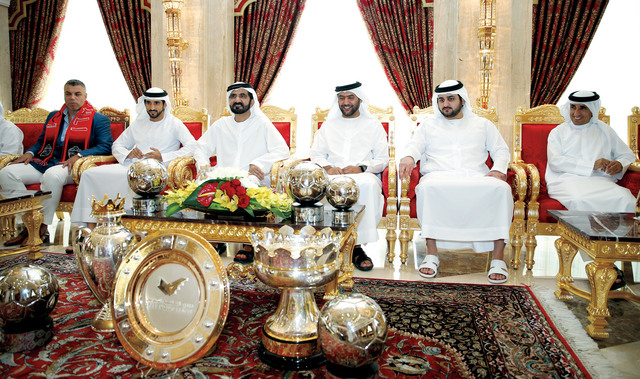 "محمد بن راشد يتحدث إلى اللاعبين بحضور حمدان بن محمد ومكتوم بن محمد وسعيد مكتوم تصوير: خليفة عيسى"