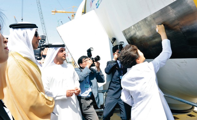"منصور بن زايد ورئيسة كوريا خلال تدشين وصول حاوية المفاعل لأولى محطات الطاقة النووية\tوام"
