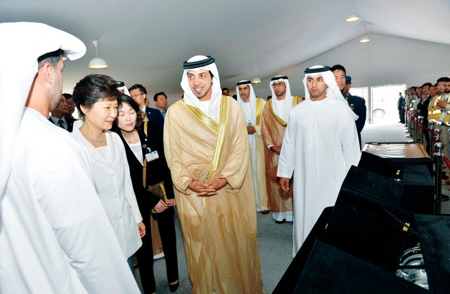 "منصور بن زايد وضيفة البلاد يستمعان إلى شرح حول الأعمال الإنشائية للبرنامج النووي السلمي"