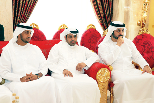 "مكتوم بن محمد وهادي المنصوري وأحد الحضور خلال اللقاء"