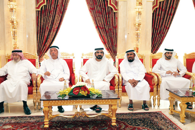 "محمد بن راشد خلال اللقاء بحضور حمدان بن محمد وعبد الغفار حسين وأحمد الكبيسي\t تصوير : خليفة عيسى"