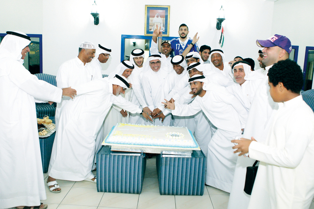 "كاهور يتوسط جماهير النصر ويشاركهم أفراح الفوز"