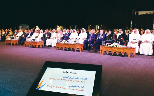 "محمد بن راشد يشهد الجلسة الحوارية بحضور مكتوم بن محمد ومنى المري ومنى بوسمرة وعلي راشد لوتاه وعدد من قيادات الإعلام العربي تصوير: محمد هشام وخليفة اليوسف"