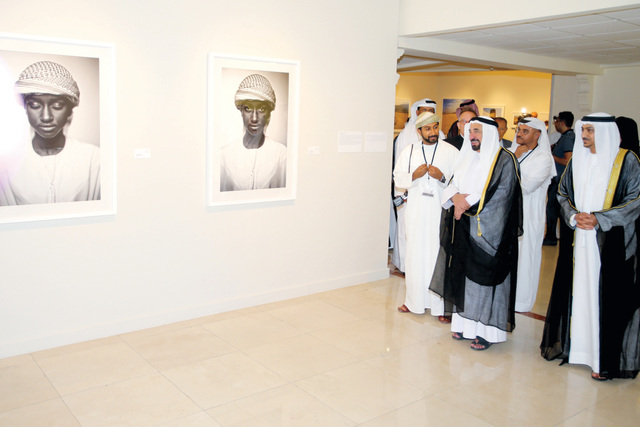 "حاكم الشارقة خلال جولته على أقسام المعرض \t\t تصوير: يونس يونس- وام"