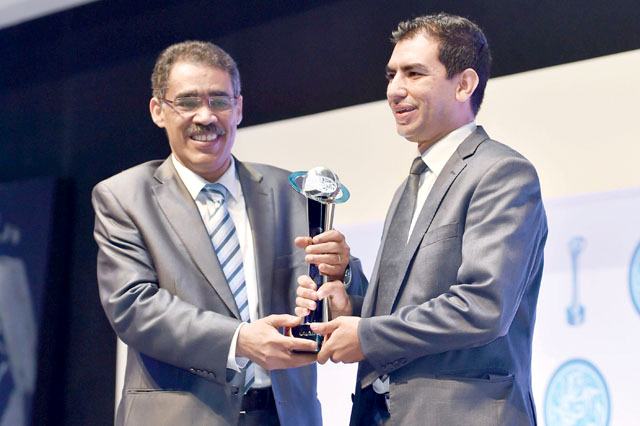 "ضياء رشوان يكرم عزيز الحور »الشبابية«"