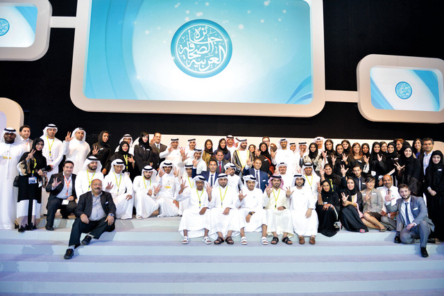 "نائب رئيس الدولة مع أعضاء نادي دبي للصحافة ومنظمي المنتدى"