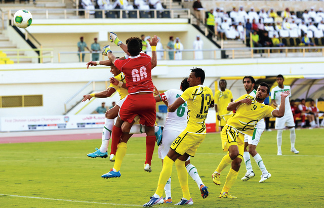 "ملاعب كلباء والفجيرة تتجملان لدوري المحترفين تصوير ــ محمد منور"