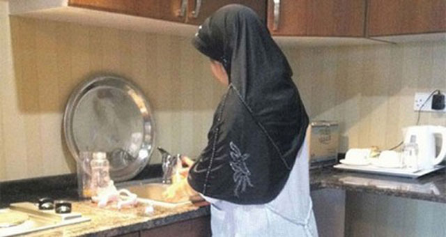 خادمة تسكُب الزيت المغليّ على زوجين وأطفالهما الثلاثة