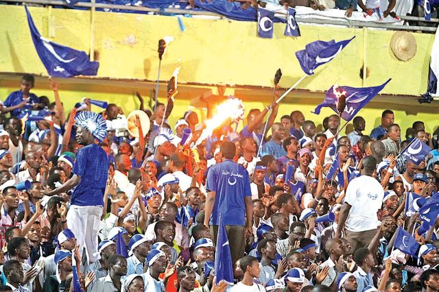 الجماهير السودانية تتبادل الاتهامات بعدم الوطنية