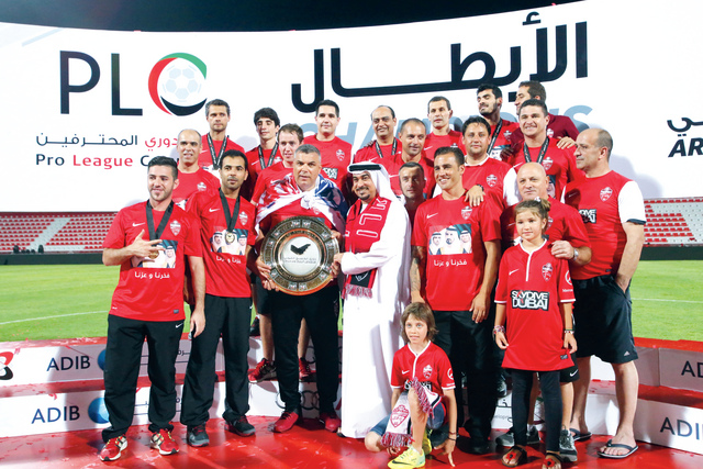 "كانافارو يتوج مع الأهلي بدرع دوري الخليج العربي تصوير: غلام كاركر"