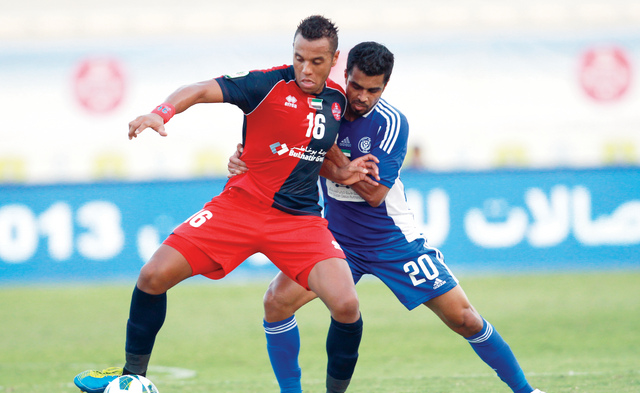 "العيماني يحاول الحصول على الكرة من الفرنسي ميشيل لاعب الشعب \t البيان"