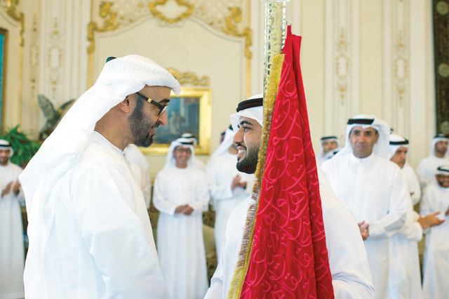 "ولي عهد أبوظبي مصافحاً شاعر المليون"