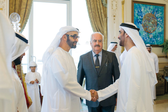 ".. وسموه يصافح أعضاء لجنة التحكيم"