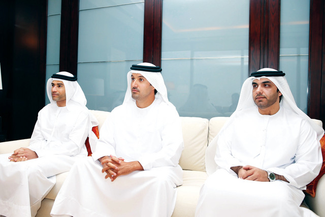 "هلال المري وعدد من المسؤولين خلال اللقاء \t تصوير - خليفة عيسى"