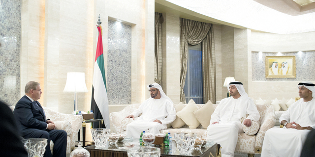 "محمد بن زايد مستقبلاً روبرت مينينديز بحضور عبدالله بن زايد ويوسف العتيبة\t وام"