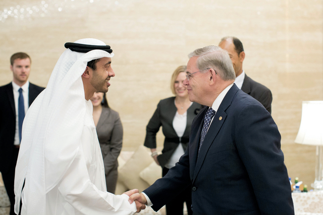 "عبدالله بن زايد مصافحاً السيناتور الأميركي"