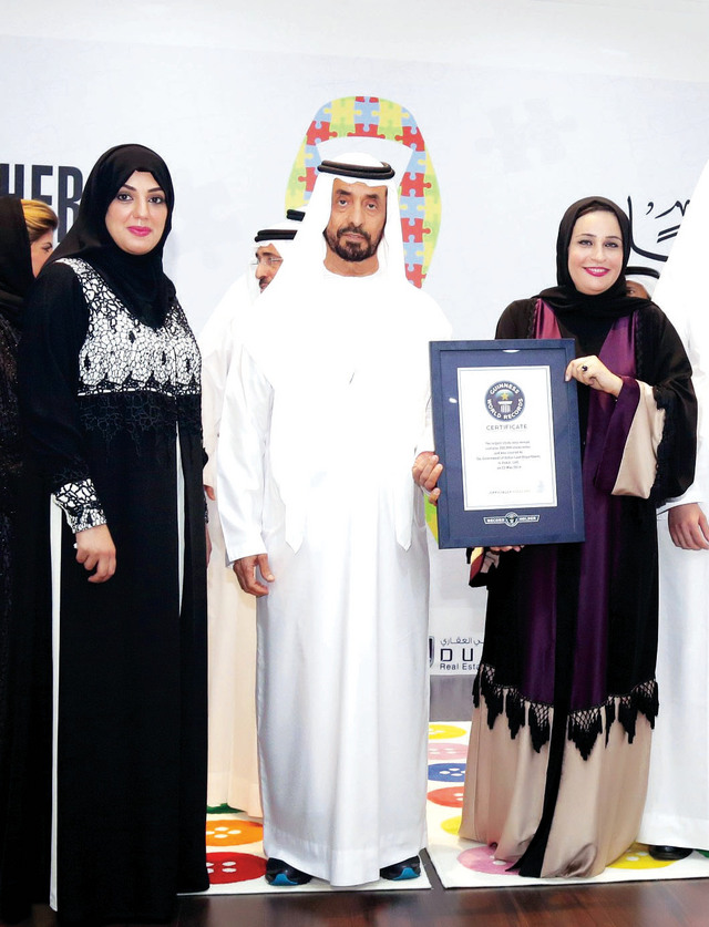 "محمد بن خليفة يتوسط ماجدة علي راشد وعشتار الياسري مع شهادة غينيس"