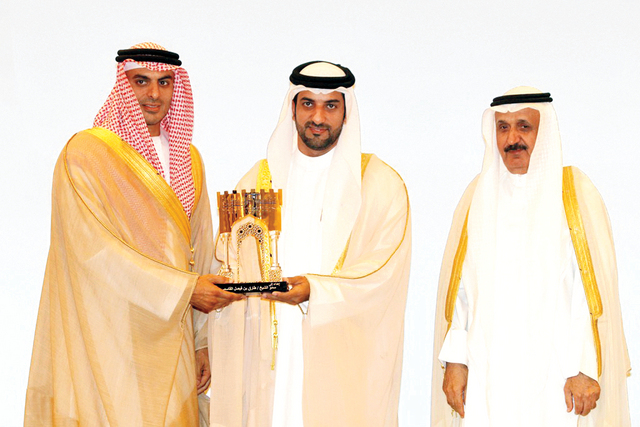 "خلال تكريم طارق بن فيصل القاسمي"