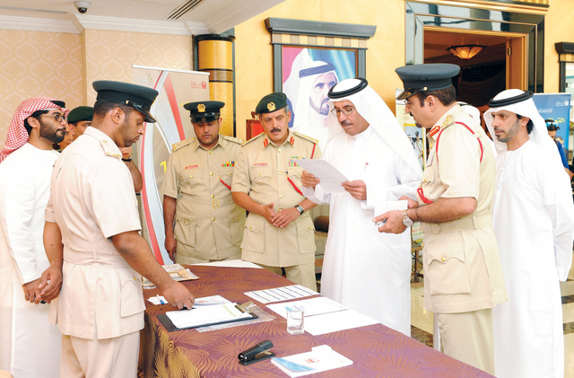 ".. ومعاليه يتفقد المعرض"