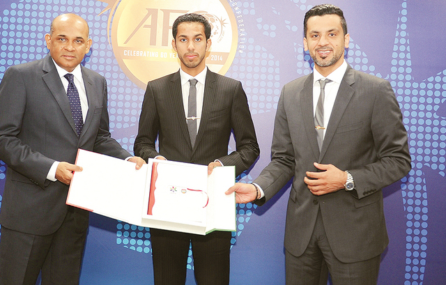 "داتو وندسوم جون يتسلم ملف الإمارات من محمد عبدالله بن هزام بحضور الهاشمي\t البيان"