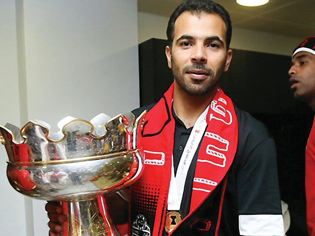 "أحمد شاه يحمل كأس الخليج العربي"